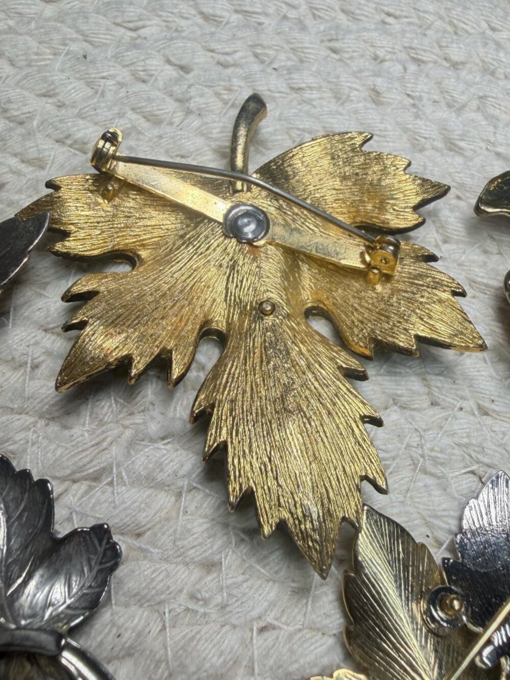 Vintage Leaf Brooch Lot 11 Enamel Metal Pins Fall Autumn Jewelry - Picture 9 of 11